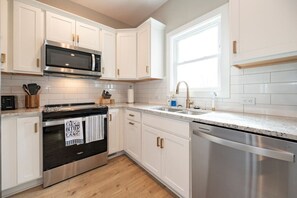 ثلاجة، ميكروويف، فرن، موقد طهي مسطح