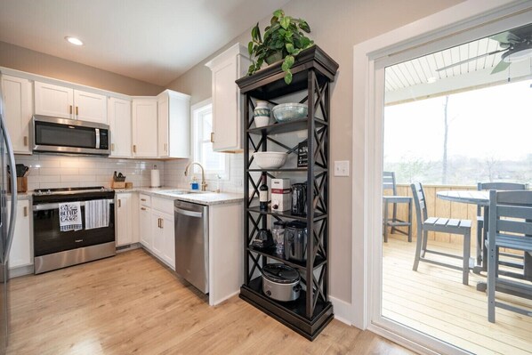 ثلاجة، ميكروويف، فرن، موقد طهي مسطح