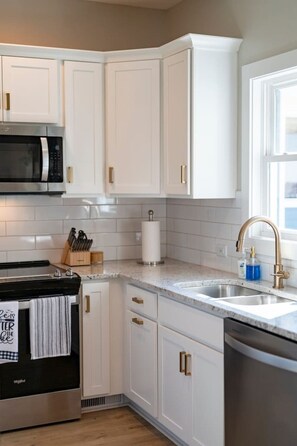 ثلاجة، ميكروويف، فرن، موقد طهي مسطح