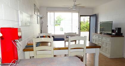 1/7 Cameron St, PT VINCENT (behind Gerimias)<br><br>SLEEPS 5 ; 2 bedrooms - QN, Trio bunk <br><br>BEDDING: Quilts and pillows provided (BYO all linen). Optional linen purchase @ $25 per person (1 week notice reqd)<br><br>PROPERTY DETAILS: RC spli