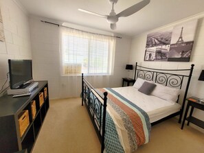 2 bedrooms - 1/7 Cameron St, PT VINCENT (behind Gerimias)<br><br>SLEEPS 5  ;  2 bedrooms - QN, Trio bunk  <br><br>BEDDING:  Quilts and pillows provided (BYO all linen). Optional linen purchase @ $25 per person (1 week notice reqd)<br><br>PROPERTY DETAILS: RC spli (Port Vincent)
