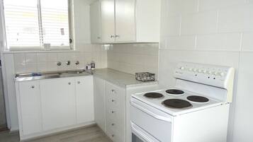 Een microgolfoven, een koffiezetapparaat/waterkoker