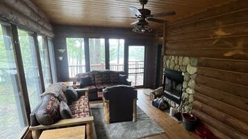 TV connectée, cheminée, livres, chaßne hi-fi