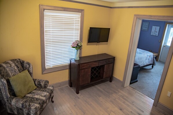 1 bedroom, WiFi - Welcome to the historic Elk River Hotel & Cafe! Located riverfront on the beautiful Elk River, and just 2 miles from I-79, you are moments away from all that the Sutton area has to offer. Guest in town to enjoy the gorgeous outdoor scenery and recrea (Sutton)
