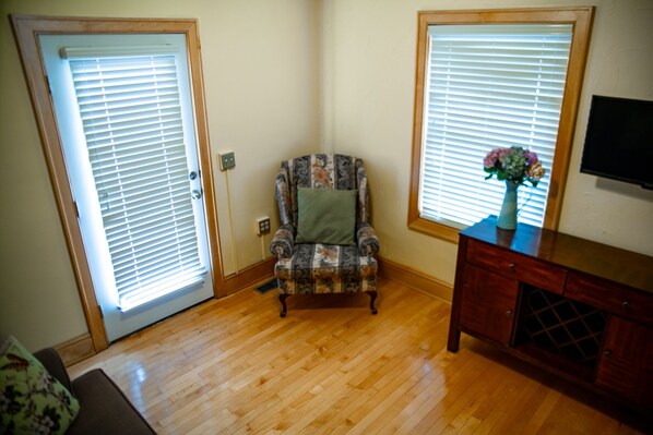 TV, tavolo da ping pong, libri