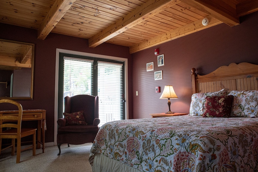 Welcome To The Historic Elk River Hotel & Cafe! Located Riverfront On The Beautiful Elk River, And Just 2 Miles From I-79, You Are Moments Away From All That The Sutton Area Has To Offer. Guest In Town To Enjoy The Gorgeous Outdoor Scenery And Recrea - West Virginia