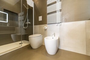 Bruser, hårtørrer, bidet, håndklæder