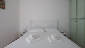 1 chambre, fer et planche à repasser, Wi-Fi gratuit, draps fournis