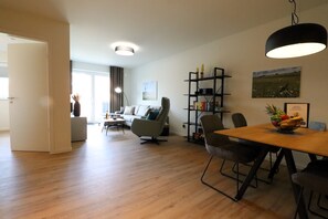 TV, books, stereo - Dorumer Sielhuus 10 - Sauna und Balkon, Strandnah (Dorum-Neufeld)