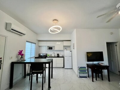 Cozy studio on Venetian Road