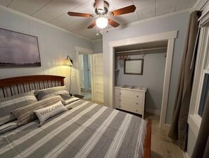 2 quartos, ferros/tábuas de passar roupa, berço de viagem