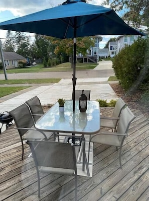 Outdoor dining - Dog Friendly Beach Cottage within a mile of town & 7 Lake Michigan beaches (South Haven)