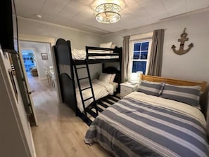 2 habitaciones, tabla de planchar con plancha y cuna de viaje