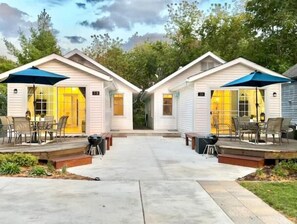 Exterior - Dog Friendly Beach Cottage within a mile of town & 7 Lake Michigan beaches (South Haven)