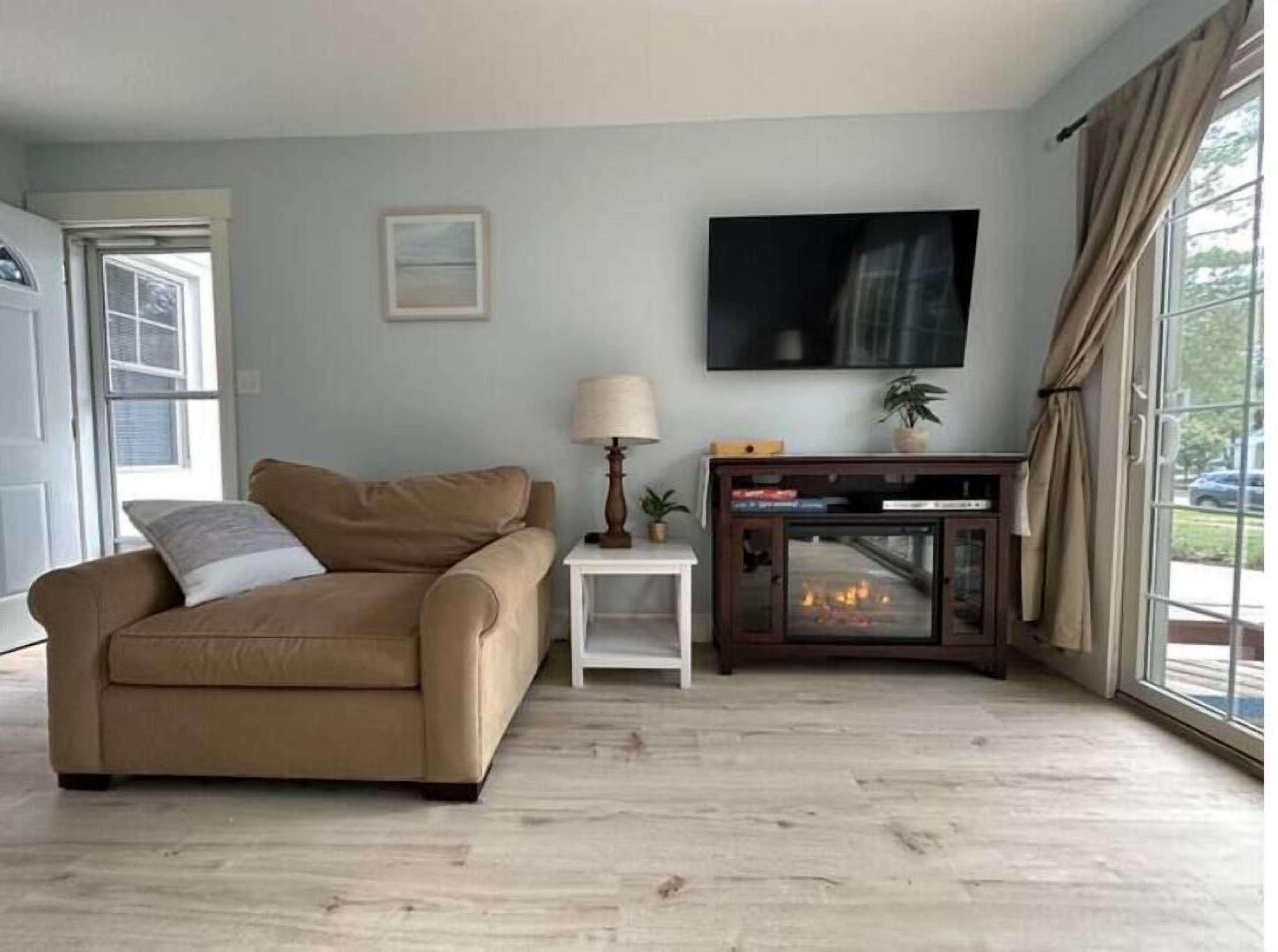 Smart-TV, Kamin, DVD-Player, Bücher