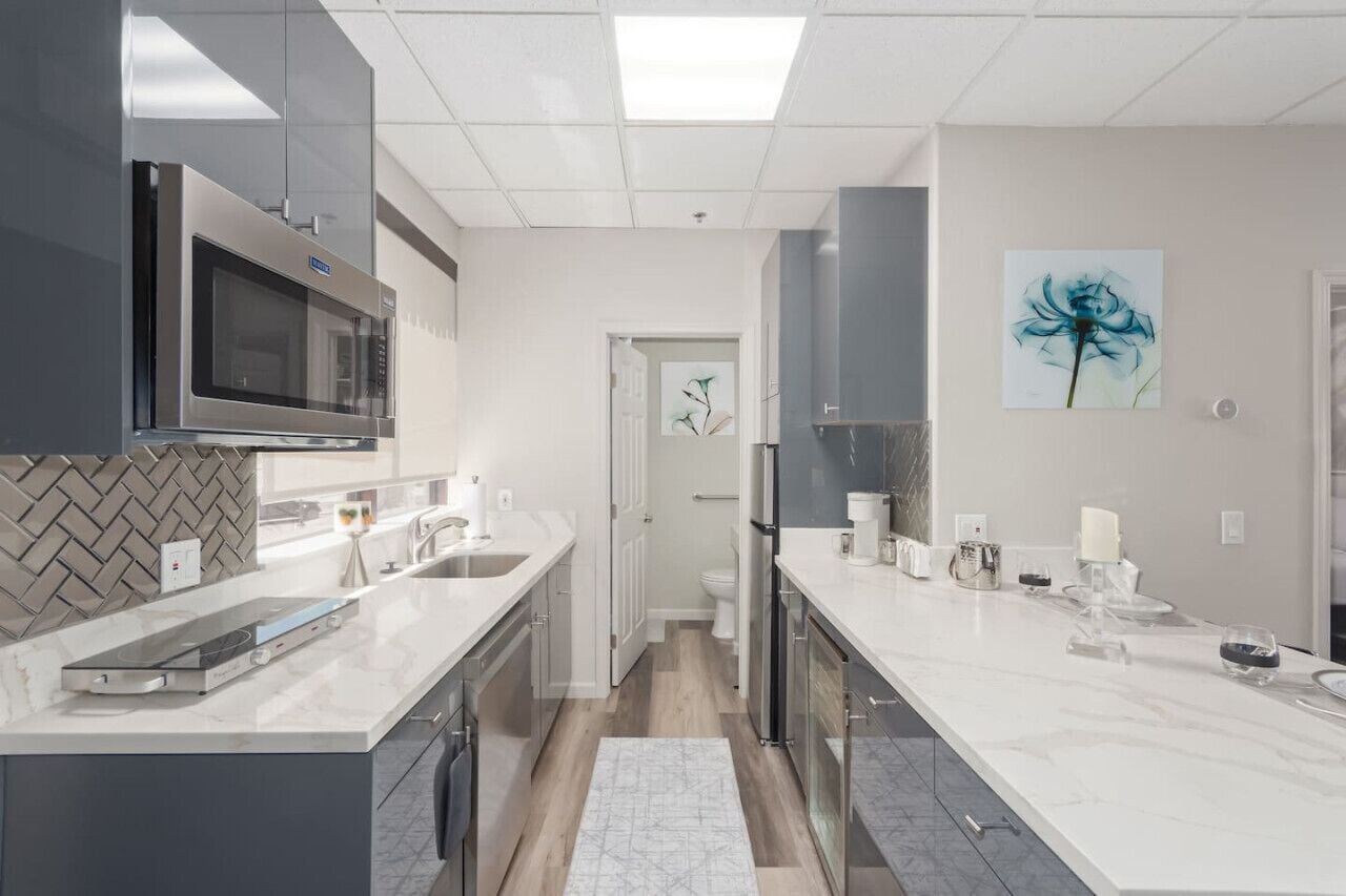 Jääkaappi, mikroaaltouuni, astianpesukone, kahvin-/teenkeitin