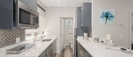 Réfrigérateur, micro-ondes, lave-vaisselle, cafetière/bouilloire