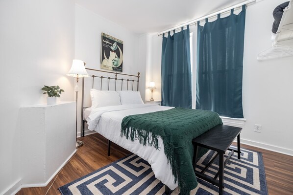 2 عدّة غرف نوم ومكواة/لوح كي وواي فاي وملاءات أسرّة