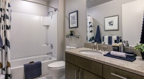 Sèche-cheveux, serviettes fournies, shampoing, papier toilette