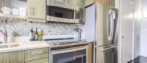 Réfrigérateur, micro-ondes, four, plaque de cuisson