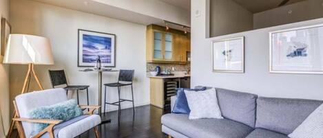 Una televisión, una chimenea