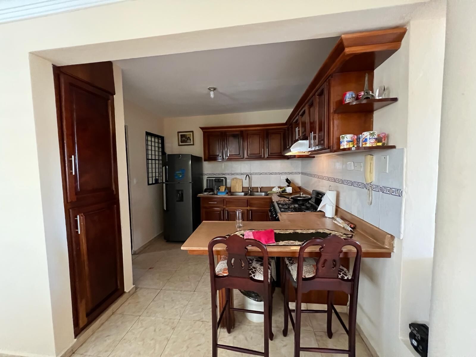 Refrigerador, horno, placa de cocina, cafetera/tetera