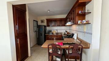 Een koelkast, een oven, een kookplaat, een koffiezetapparaat/waterkoker