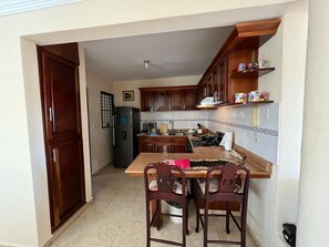 Refrigerador, horno, placa de cocina, cafetera/tetera