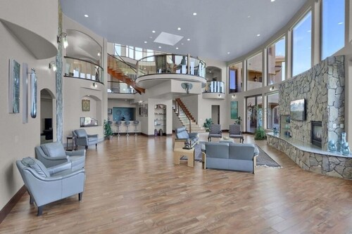 Luxury Mansion Retreat, Sleeps 16+ ,Panoramic VIEWS 36 Acre Land .in the city .