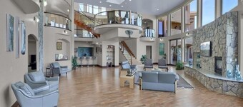 Luxury Mansion Retreat, Sleeps 16+ ,Panoramic VIEWS 36 Acre Land .in the city .