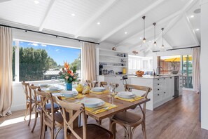 Dining - Lakefront Style - Lake Taupo Holiday Home (Taupo)