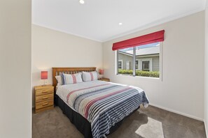 4 bedrooms, iron/ironing board, WiFi, bed sheets