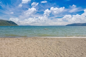 Beach - Lake Life Kinloch - Taupo Holiday Home (Taupo)