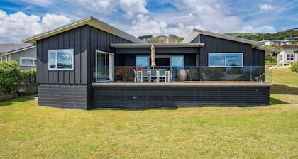 Lake Life Kinloch - Taupo Holiday Home