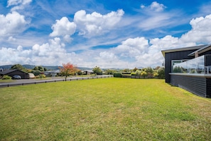Property grounds - Lake Life Kinloch - Taupo Holiday Home (Taupo)