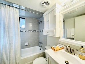 Secador de pelo y toallas