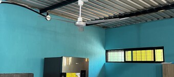 10 Minutes of irtra park! family sized house.
