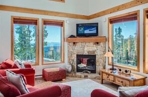 Maison en rangée Deluxe | Aire de séjour | Téléviseur à écran plat de 40 po avec télévision par câble, foyer