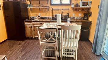 Réfrigérateur, micro-ondes, cafetiÚre/bouilloire, grille-pain