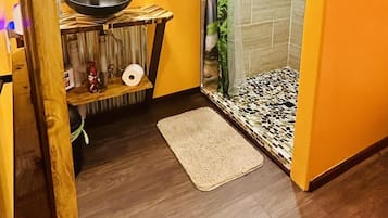 Douche, serviettes fournies, savon, papier toilette