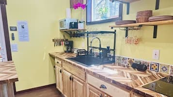 Réfrigérateur, micro-ondes, cafetiÚre/bouilloire, grille-pain