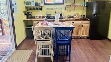 Réfrigérateur, four à micro-ondes, cafetière-théière, grille-pain