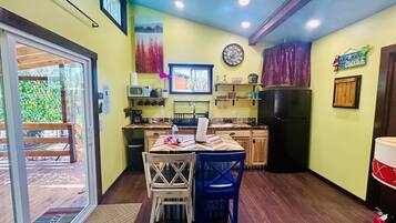 Réfrigérateur, micro-ondes, cafetiÚre/bouilloire, grille-pain