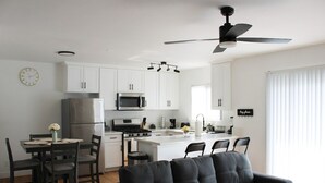 Smart TV -  ☆ Gem Apt. in Culver City ☆ Nearby Restaurants, Hotels, Parks, Beach and MORE!  (Culver City)