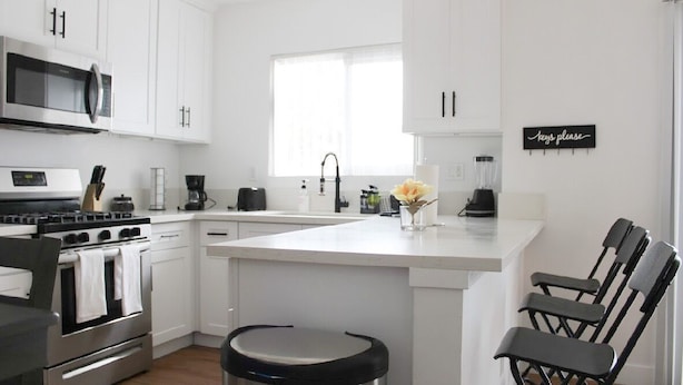Coffee/tea maker, fridge, microwave, oven -  ☆ Gem Apt. in Culver City ☆ Nearby Restaurants, Hotels, Parks, Beach and MORE!  (Culver City)