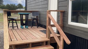 Outdoor dining - Cozy little tiny home close to Whitefish, Columbia Falls, and Airport (Columbia Falls)