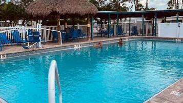 Een verwarmd zwembad