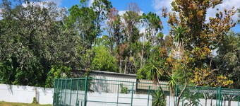 Cozy cottage at Sunseekers Resort. Pool, pets,pickleball,close to everything!
