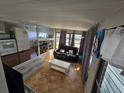 Cozy cottage at Sunseekers Resort. Pool, pets,pickleball,close to everything!