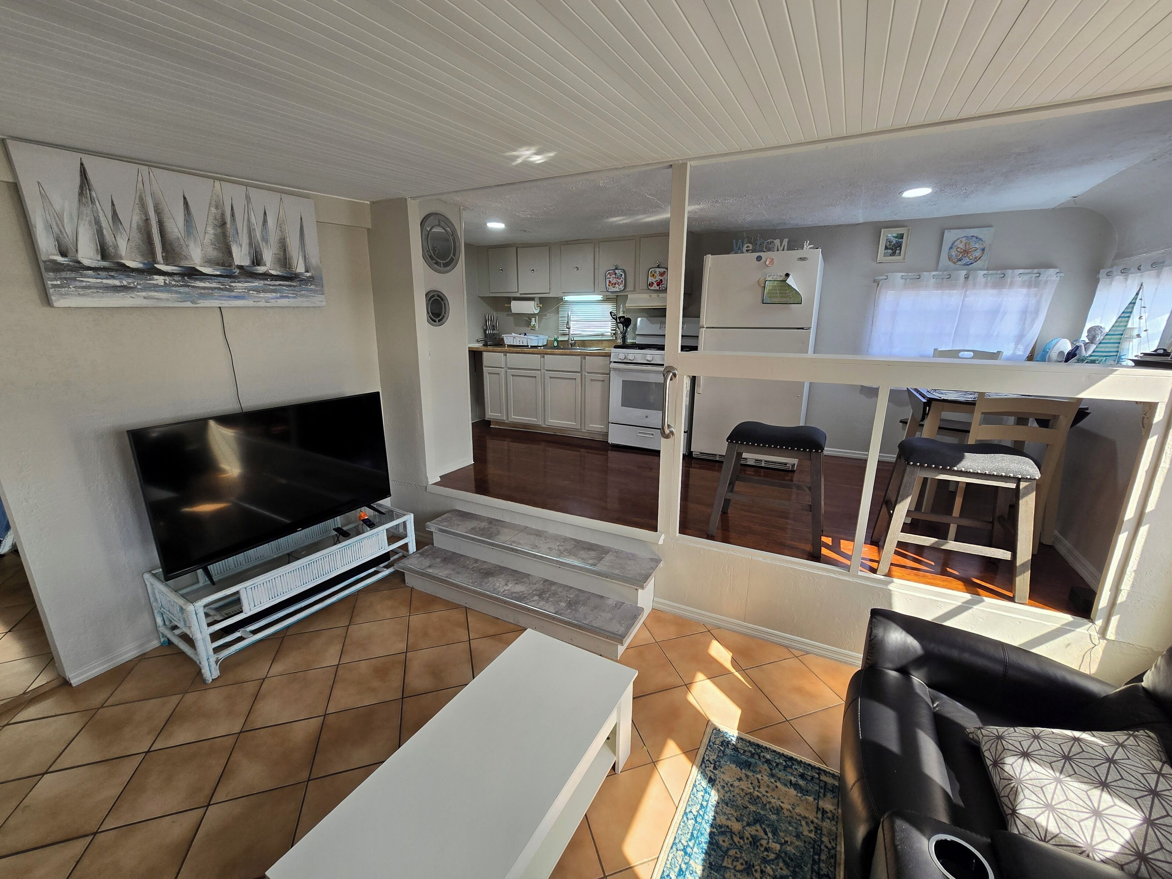 Smart TV, mesa de pingue-pongue, livros